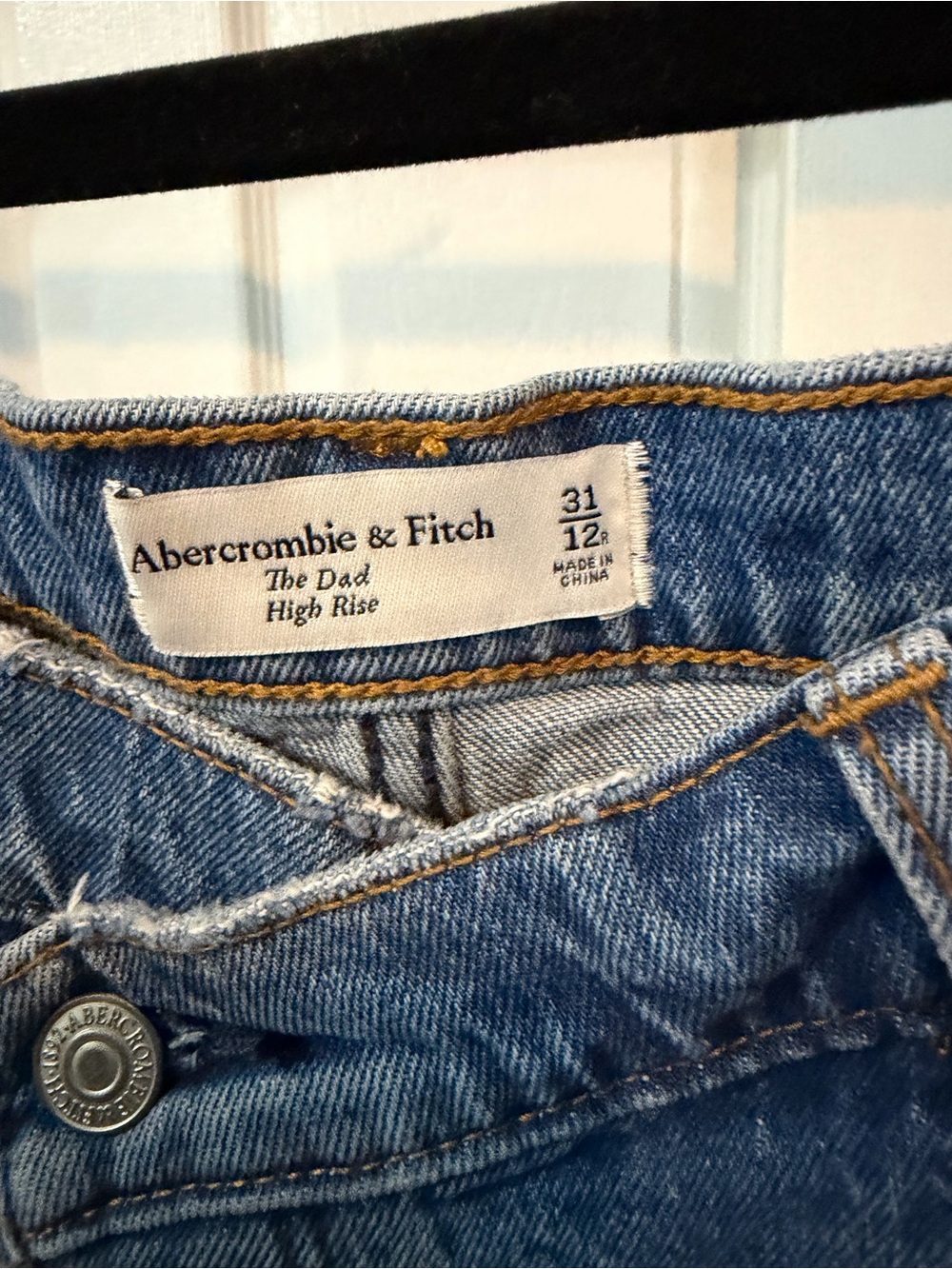 Abercrombie The Dad Relaxed fit Crossover Jean. - Picture 4 of 5